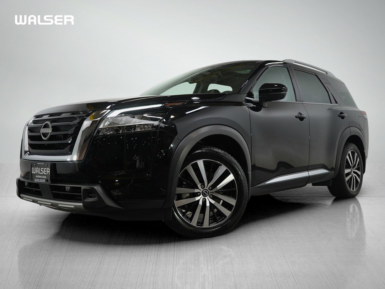 2023 Nissan Pathfinder Platinum's photo