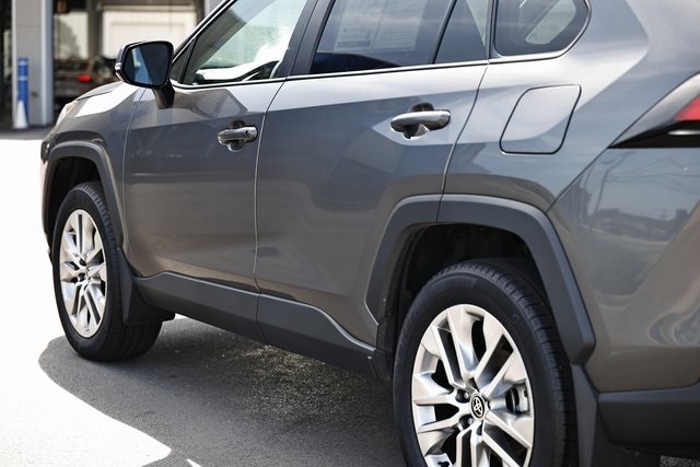 2025 Toyota RAV4 XLE Premium photo 4