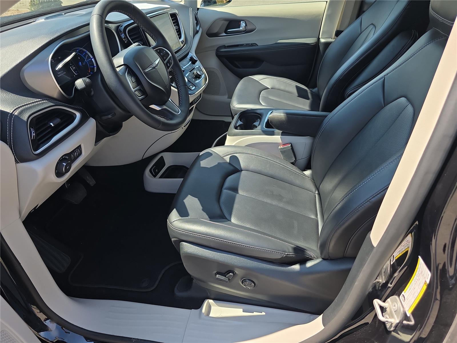 2024 Chrysler Pacifica Hybrid photo 11