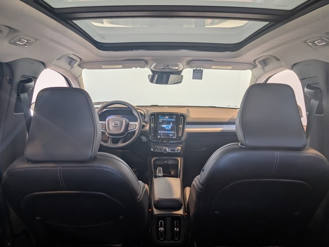2025 Volvo XC40 photo 24