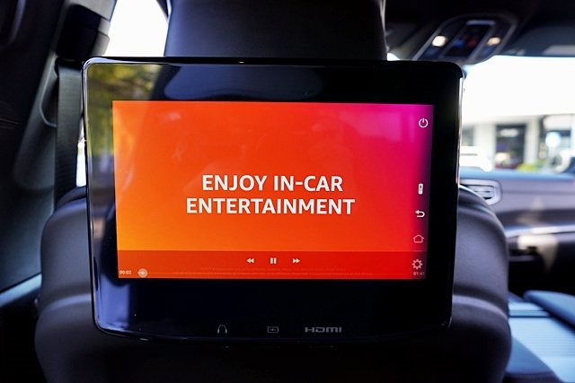 New 2025 Bright White Clear-Coat Exterior Paint Jeep Series II image 24