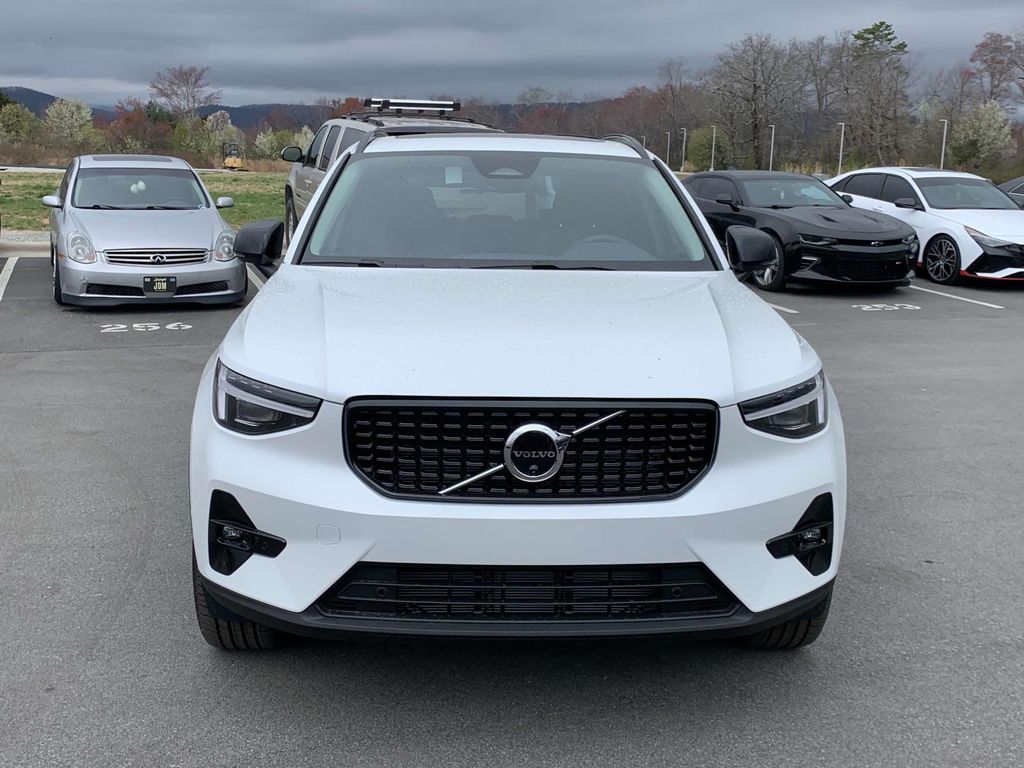 2025 Volvo XC40 AWD Plus photo 13