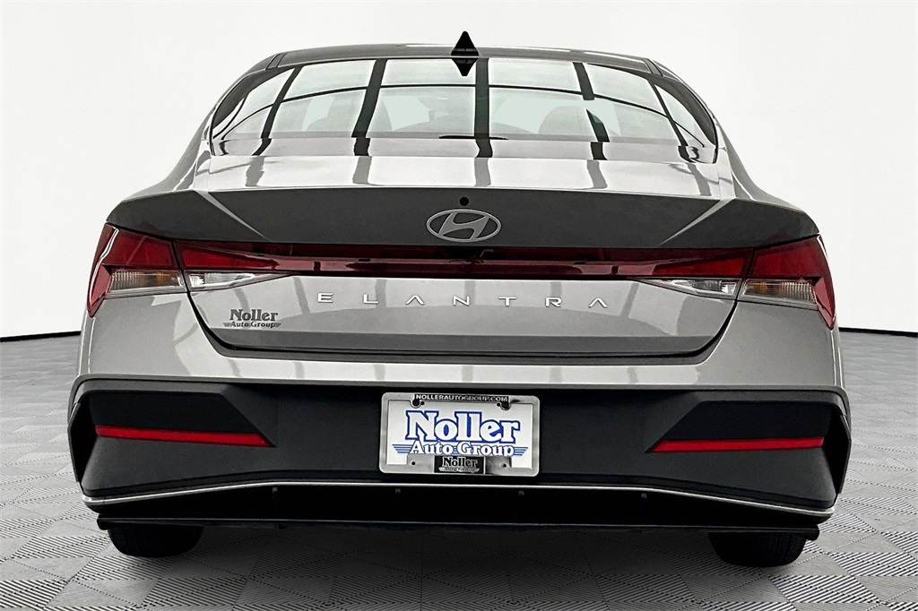 2024 Hyundai Elantra SE photo 4