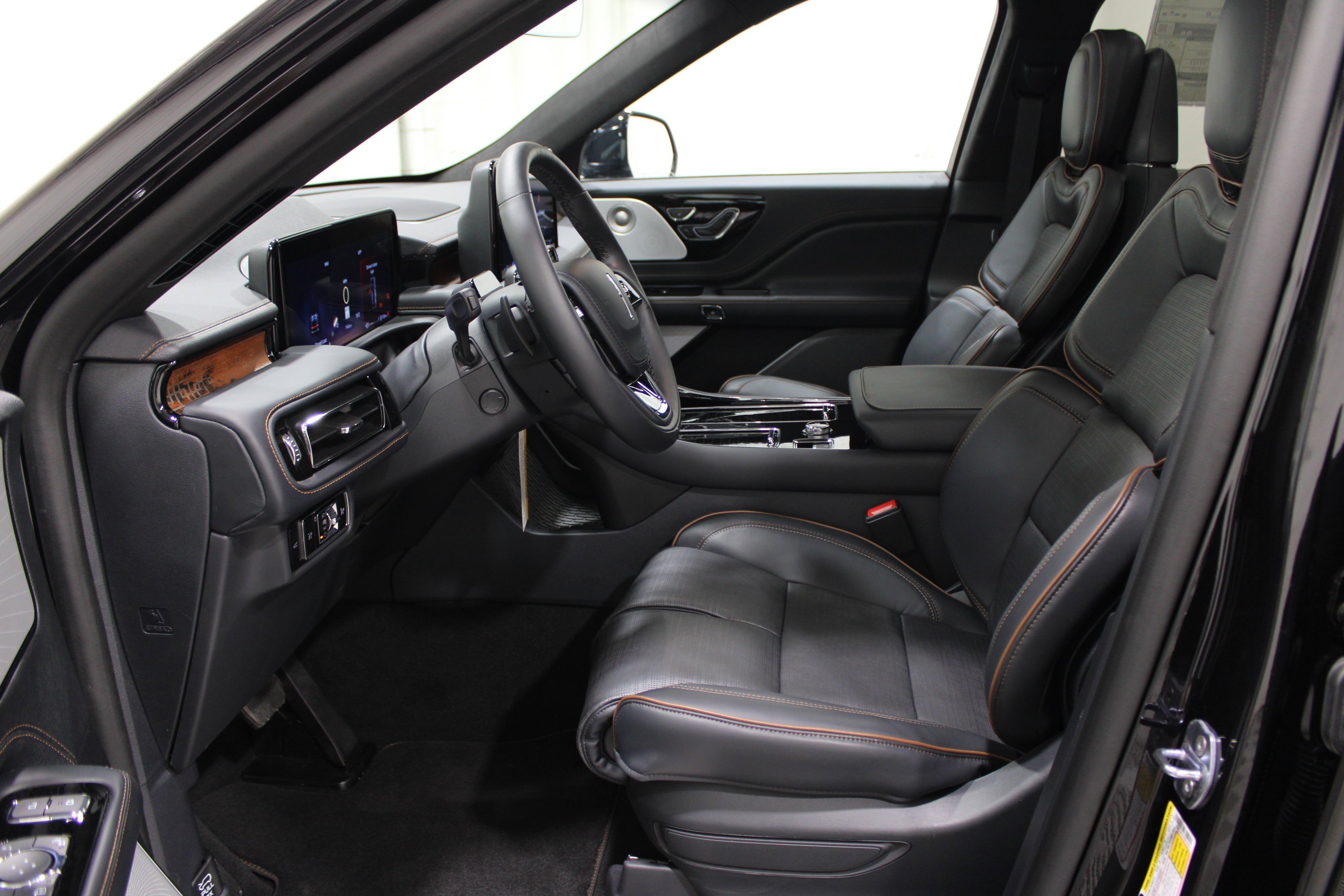 2025 Lincoln Aviator Black Label photo 3