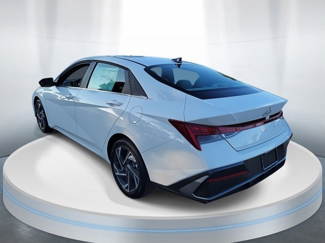 2025 Hyundai Elantra SEL Convenience photo 3