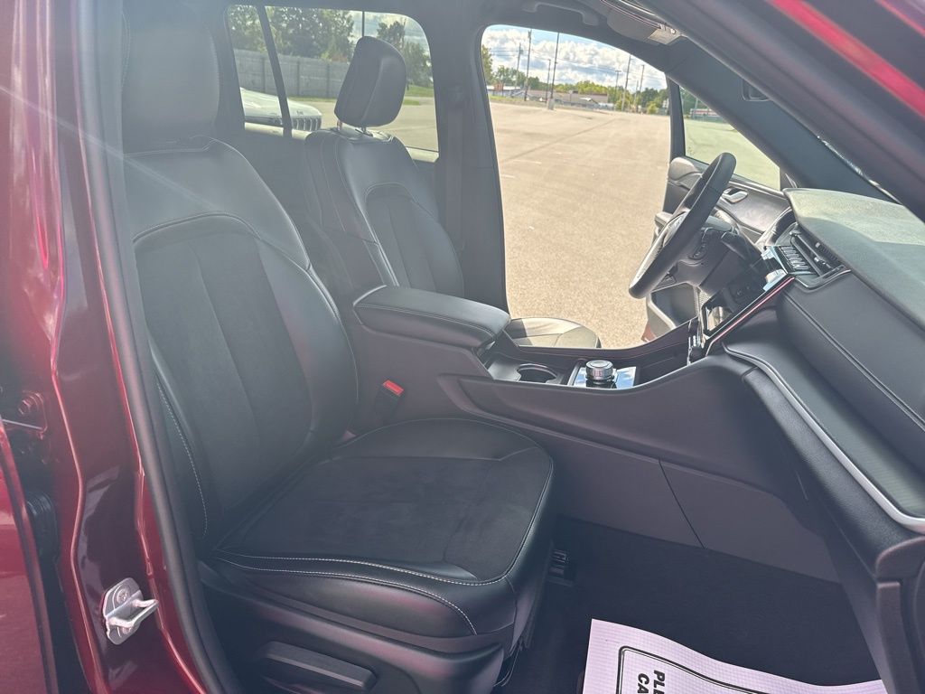 2025 Jeep Grand Cherokee Altitude photo 13
