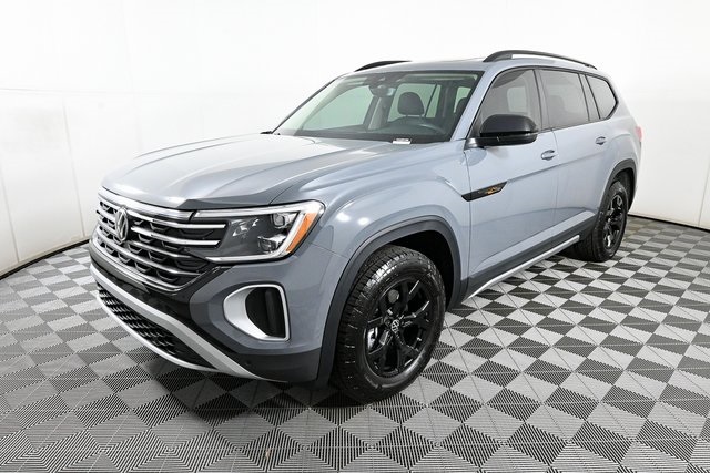 2025 Volkswagen Atlas Peak Edition SE photo 2