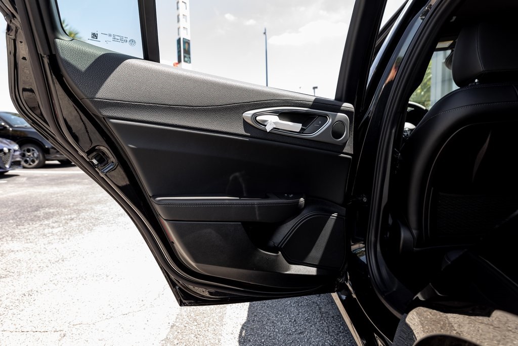 2025 Alfa Romeo Giulia Base photo 25