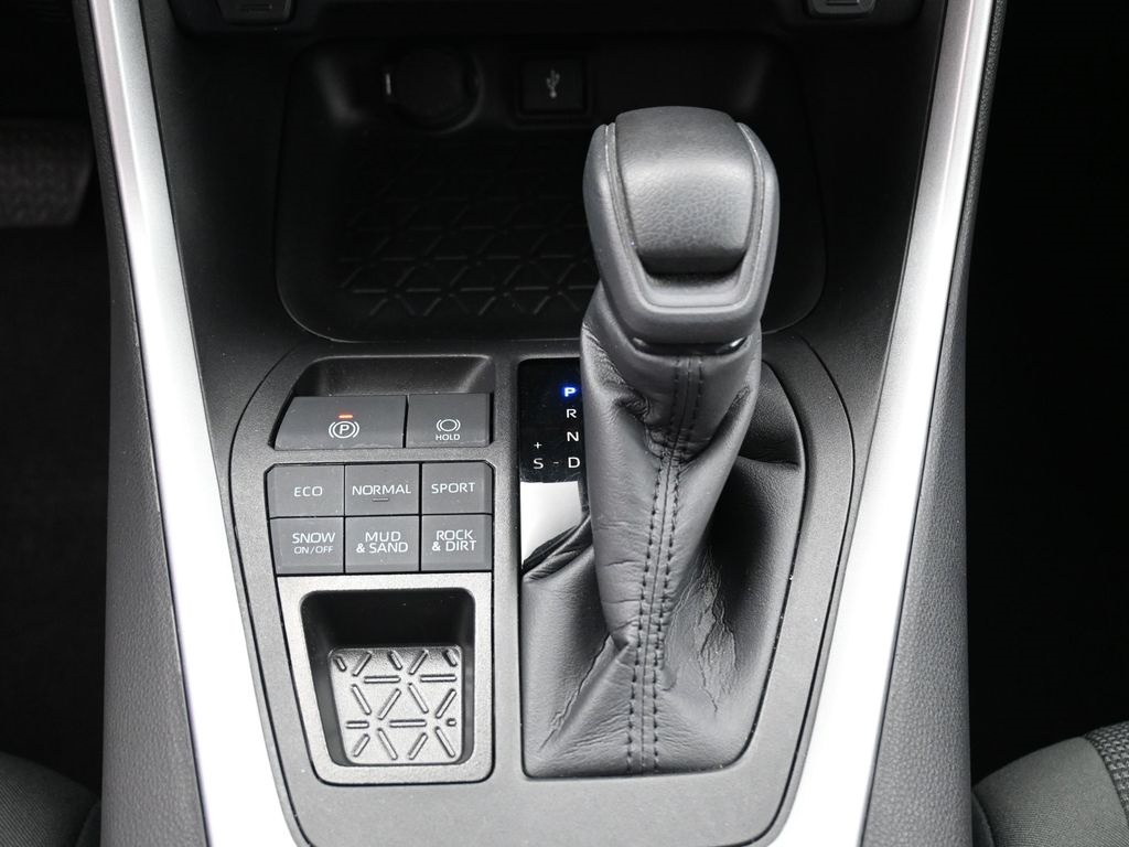 2022 Toyota RAV4 LE photo 21