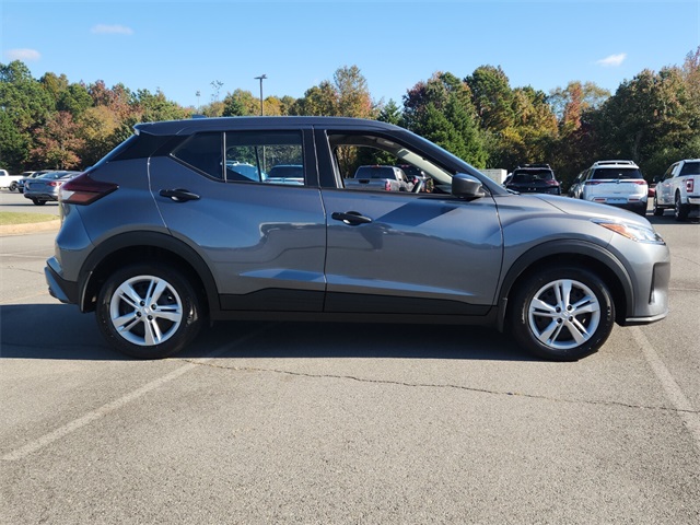 2025 Nissan Kicks Play S photo 2