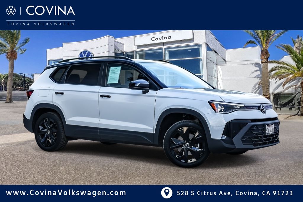 2025 Volkswagen Taos SE Black's photo