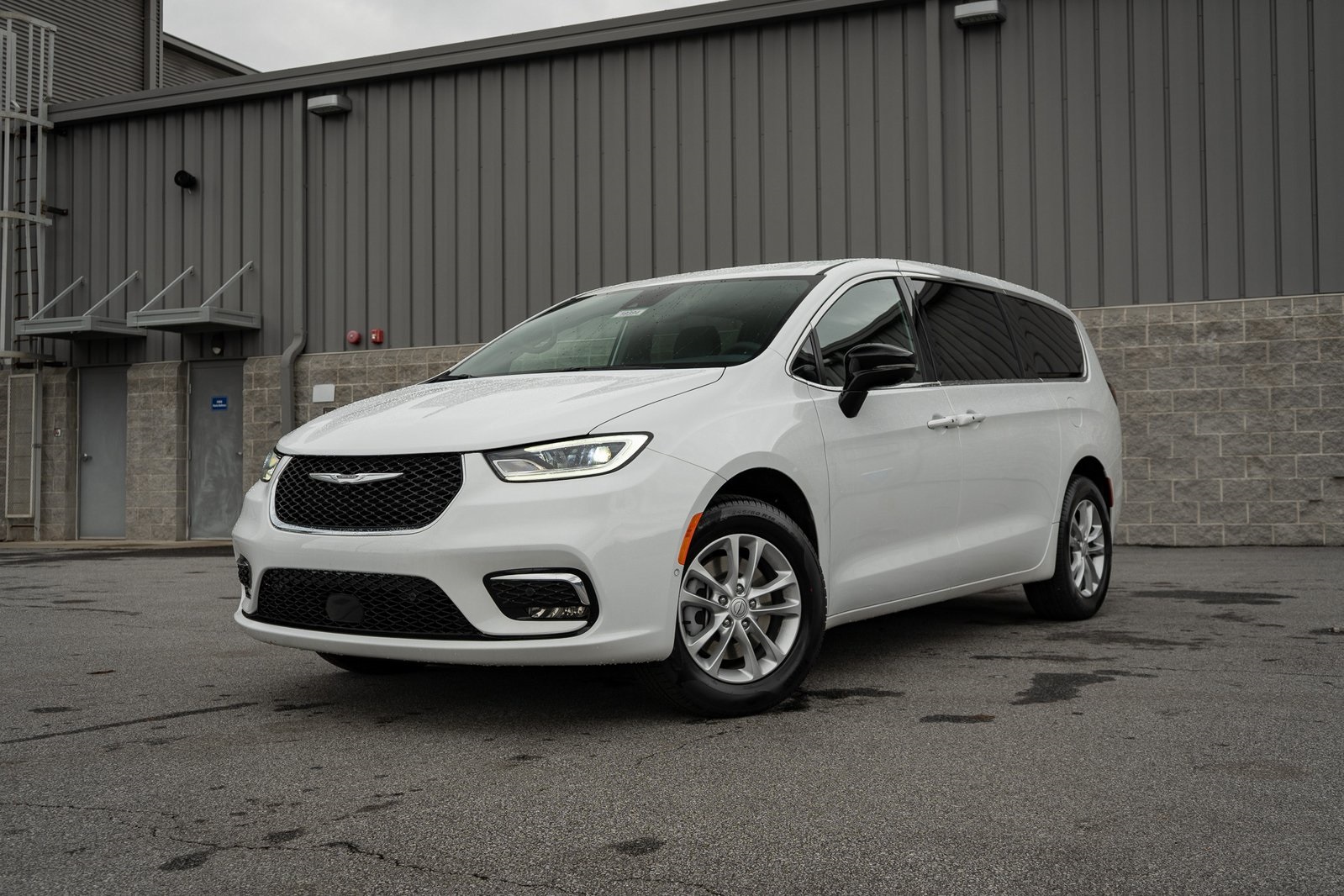 2026 Chrysler Pacifica Select's photo