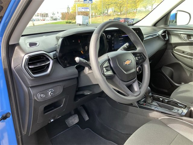 2024 Chevrolet Trailblazer LT photo 2