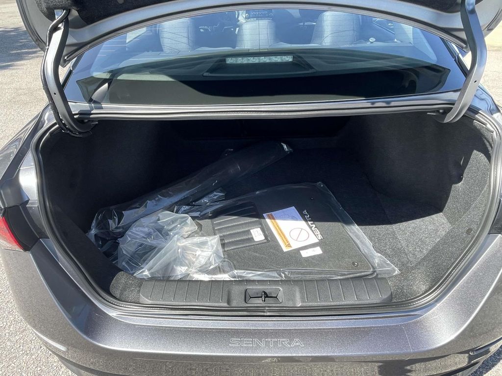 2025 Nissan Sentra SR photo 9