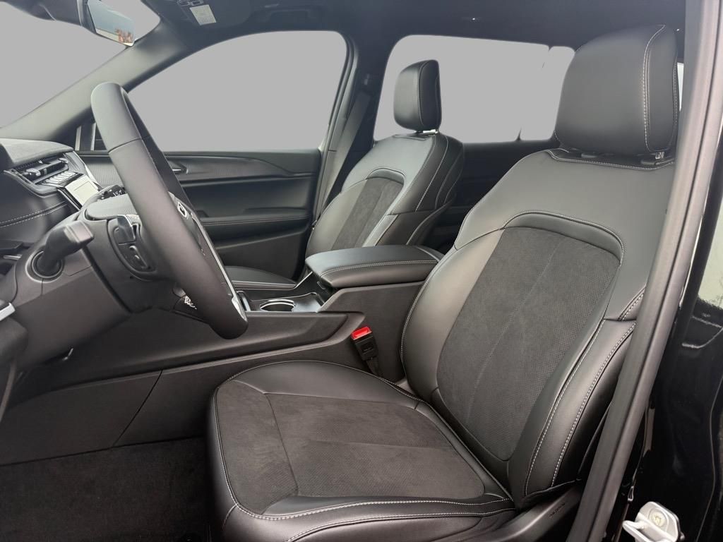 2025 Jeep Grand Cherokee Laredo Altitude photo 17