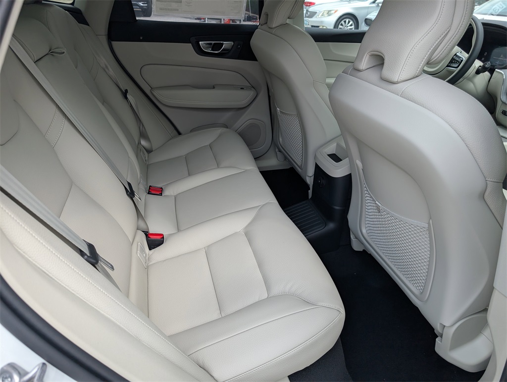 2025 Volvo XC60 Hybrid T8 Plus photo 5