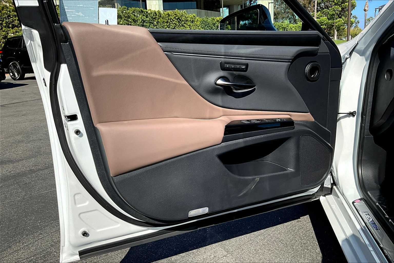 2025 Lexus ES 300h Premium photo 15