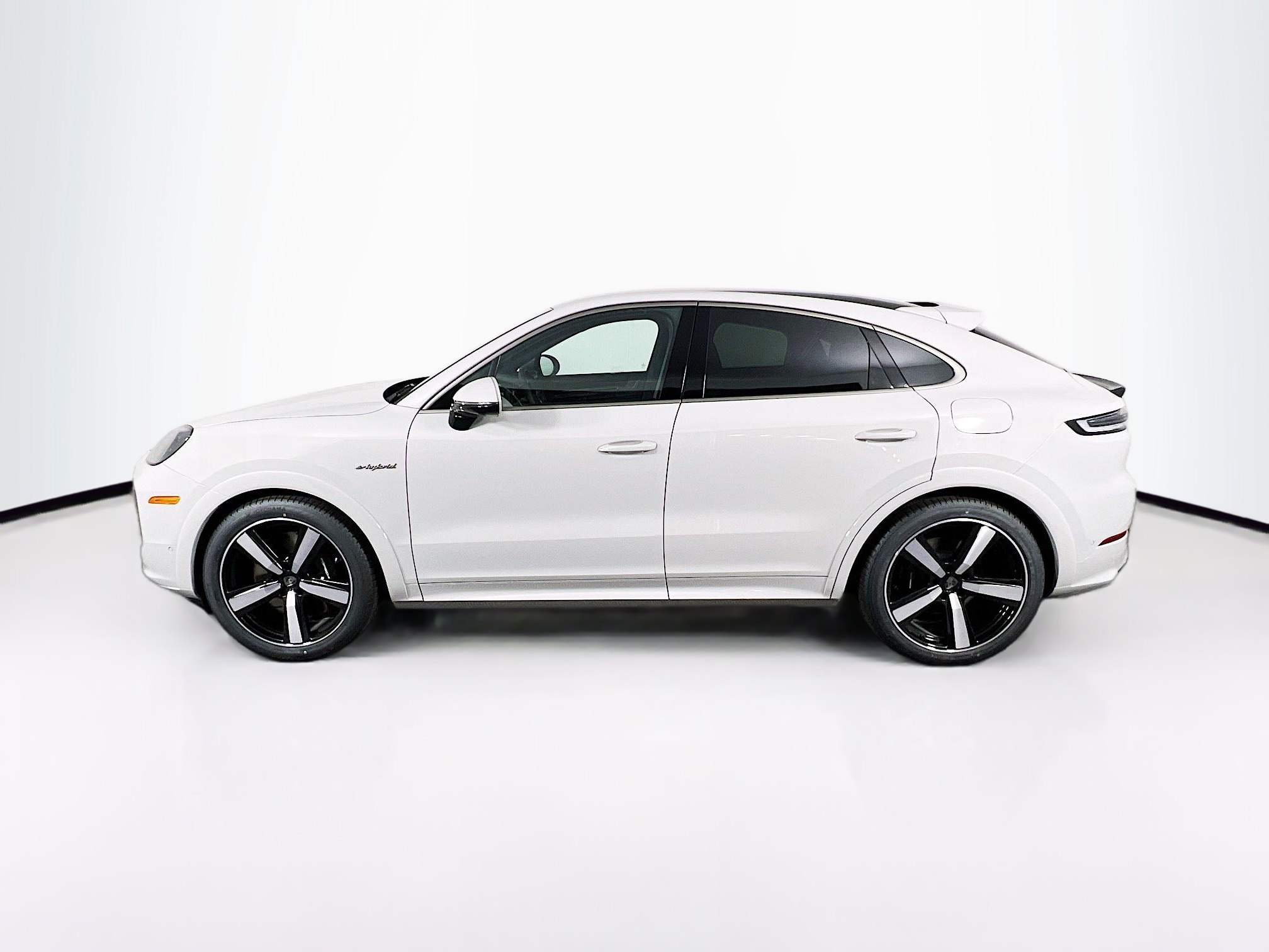 2026 Porsche Cayenne Turbo E-Hybrid Coupe photo 2