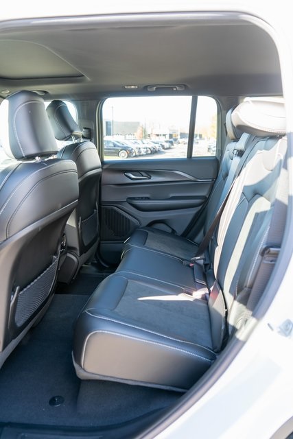 2025 Jeep Grand Cherokee Altitude photo 2