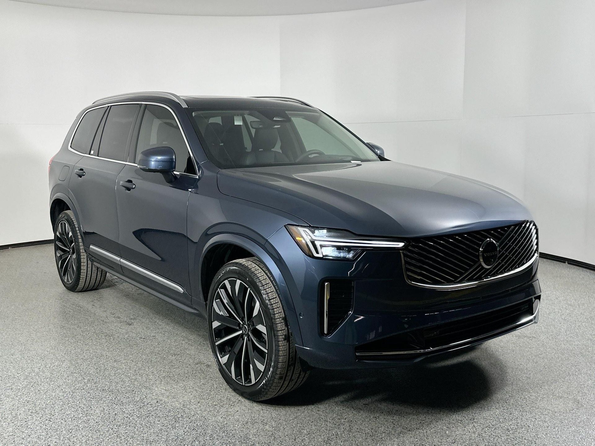 2025 Volvo XC90 T8 photo 3