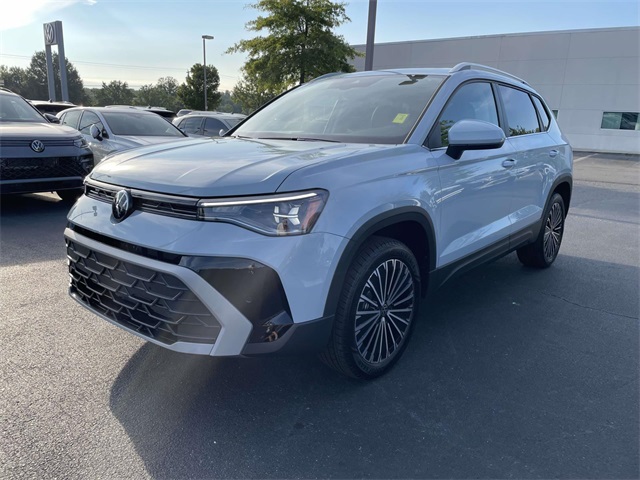 2025 Volkswagen Taos SE photo 3