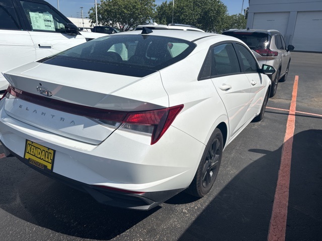 2021 Hyundai Elantra SEL photo 3