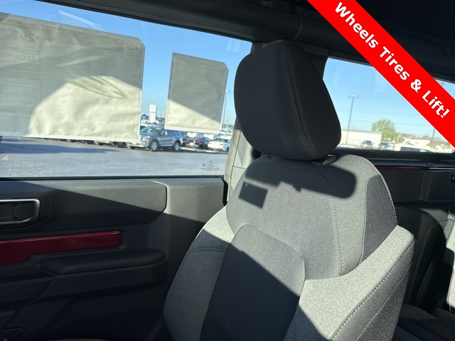 2025 Ford Bronco Base photo 21
