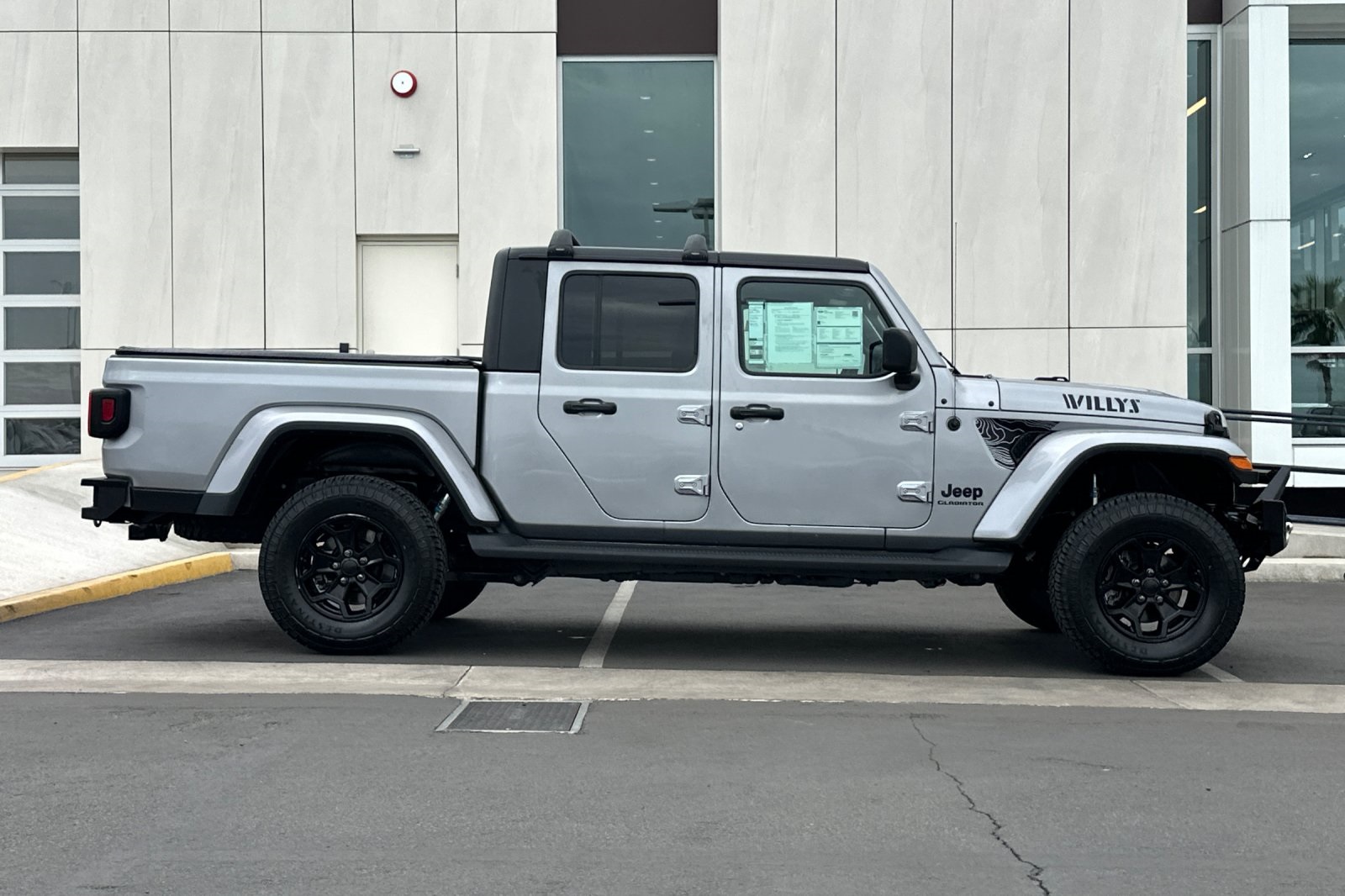 2021 Jeep Gladiator Willys photo 2