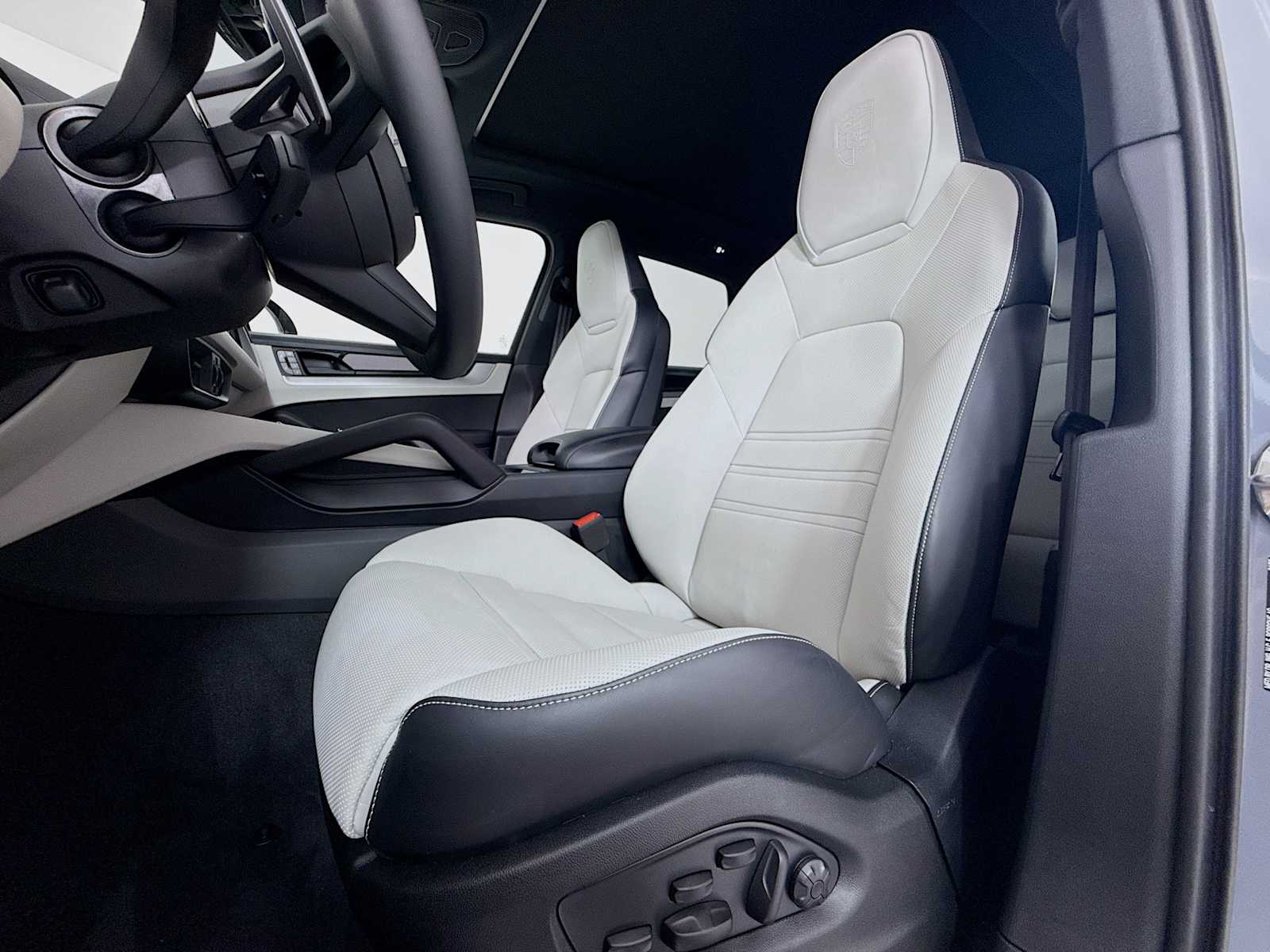 2025 Porsche Cayenne S photo 4