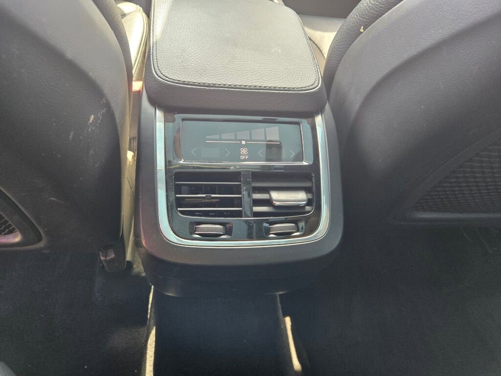 2017 Volvo XC90 Momentum photo 15