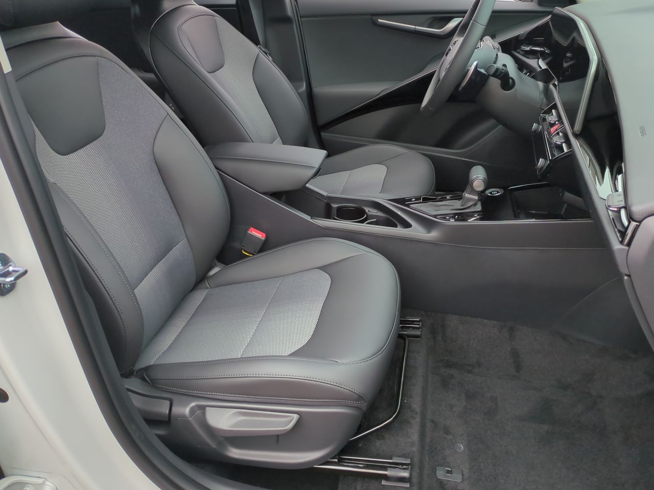 2025 Kia Niro EX photo 21