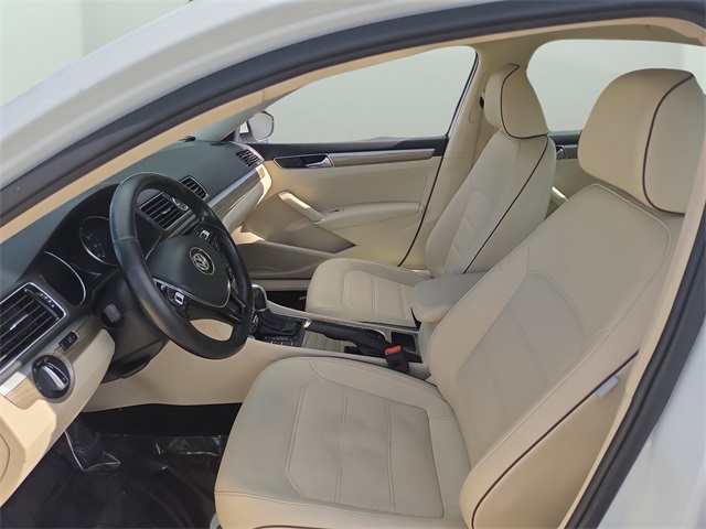 2017 Volkswagen Passat SE photo 24