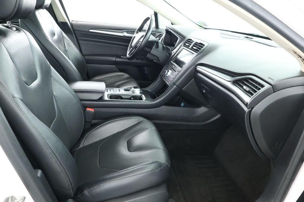 2020 Ford Fusion Titanium Plug-In Hybrid photo 22