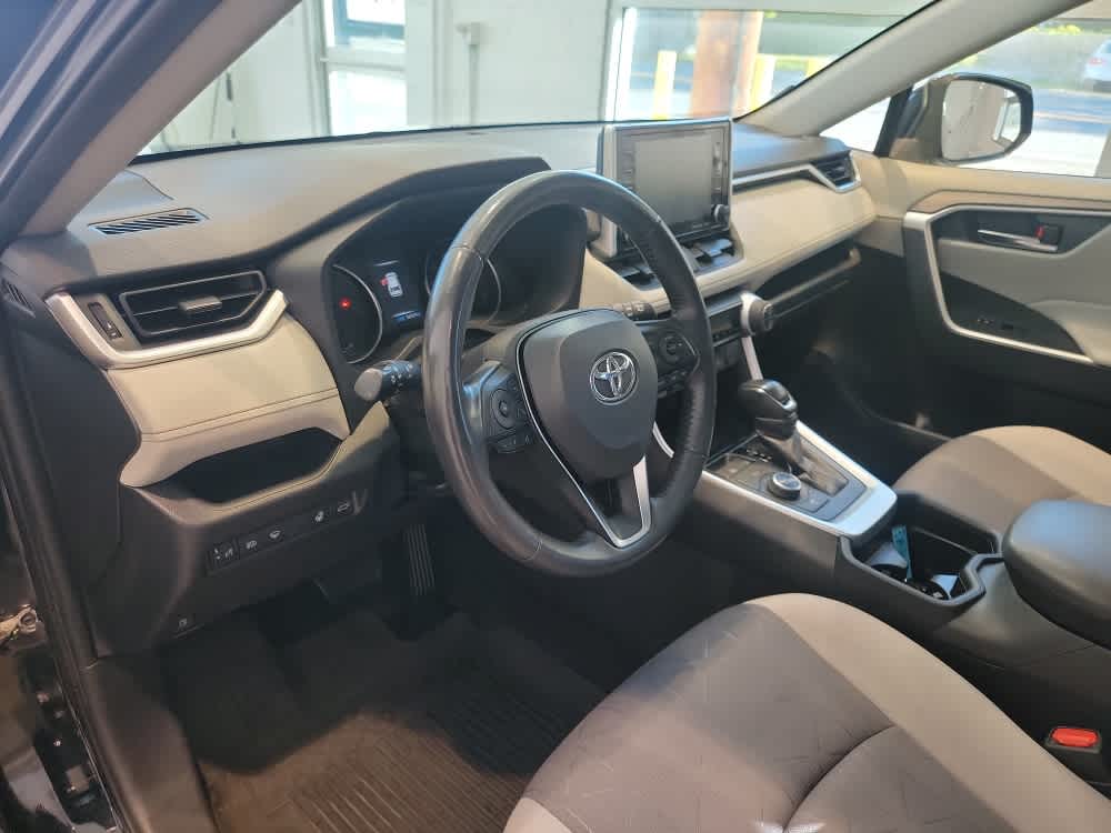 2021 Toyota RAV4 Hybrid XLE photo 3