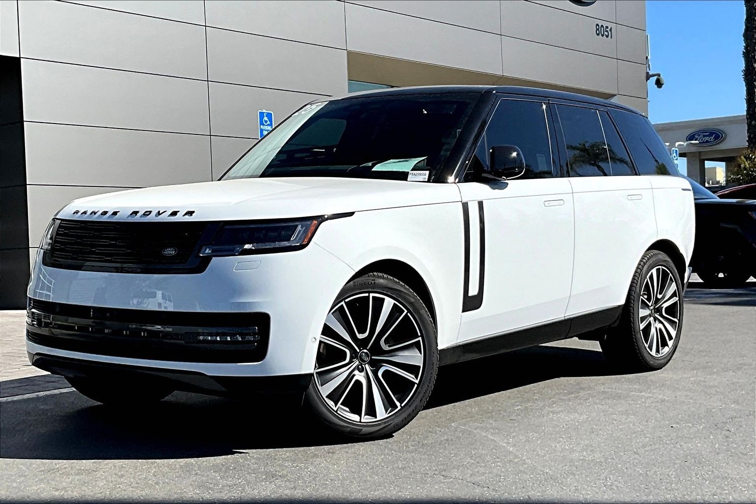 2025 Land Rover Range Rover SE's photo