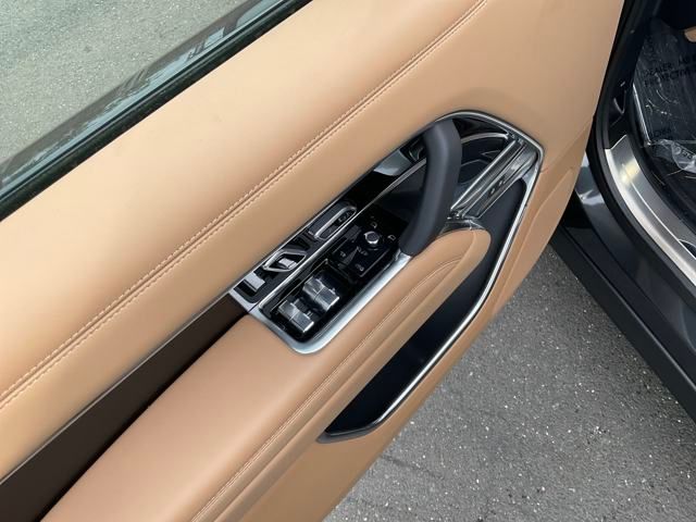 2025 Land Rover Range Rover SE photo 9