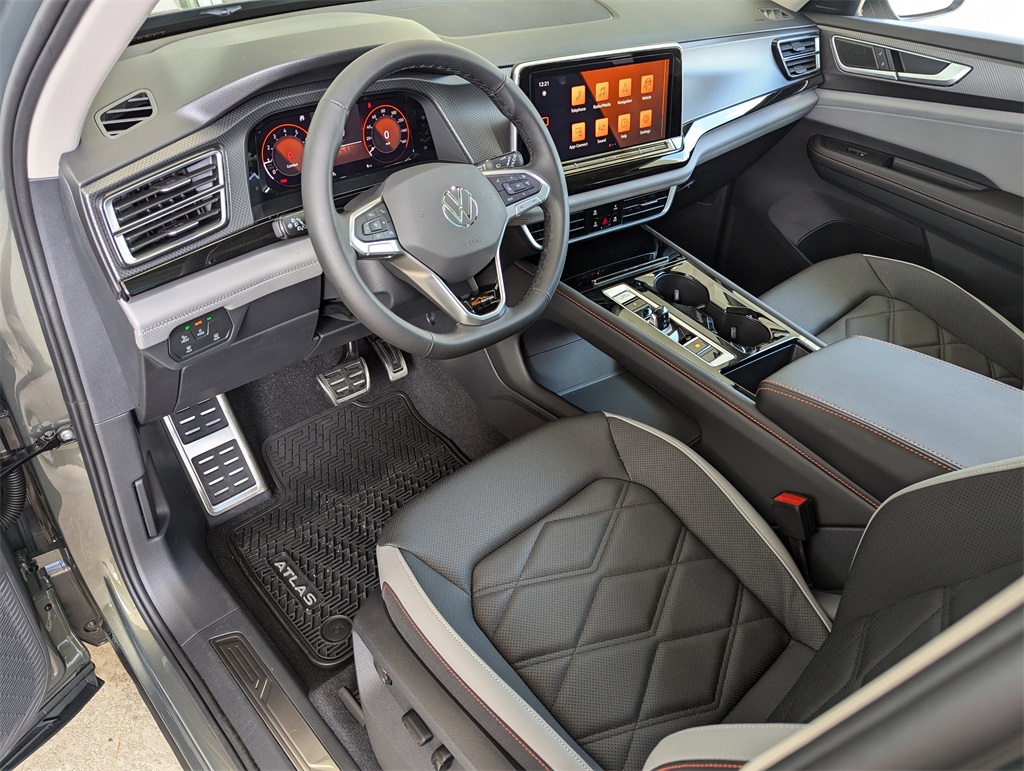 2025 Volkswagen Atlas SE Technology Peak Edition photo 6