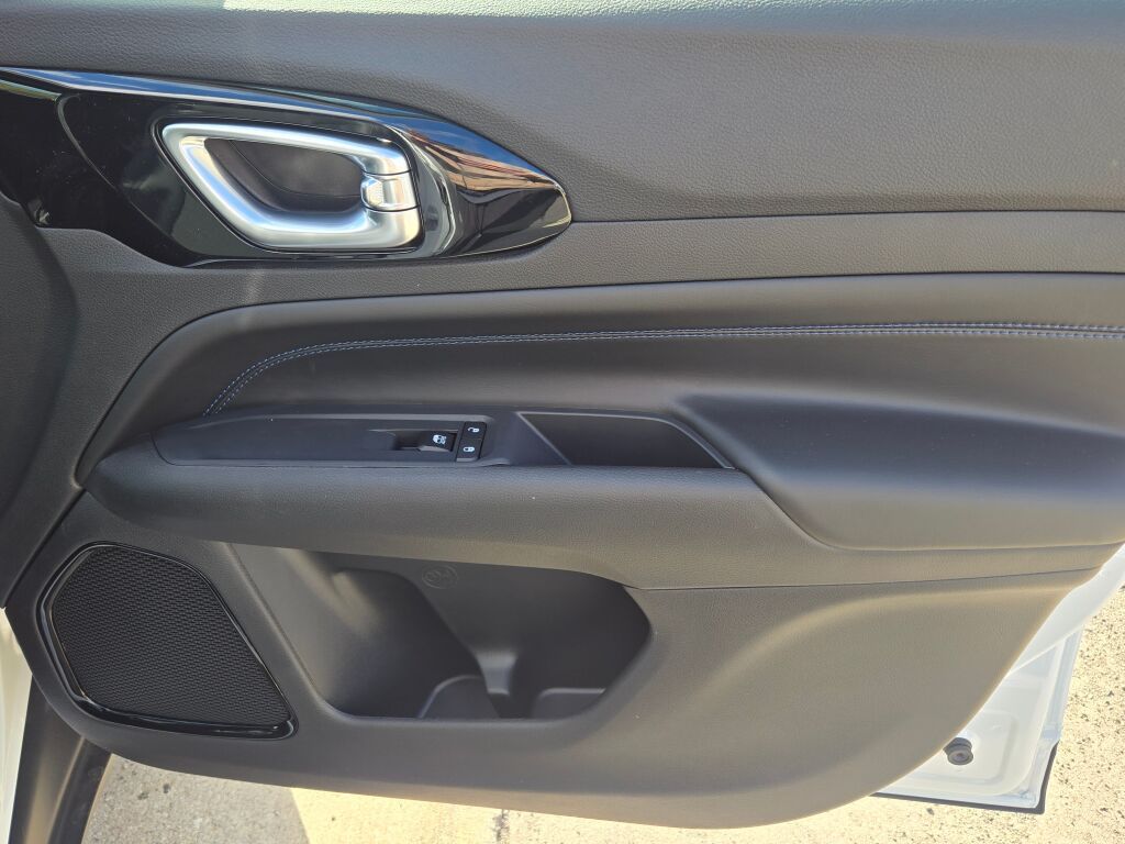 2026 Jeep Compass Latitude Altitude photo 3