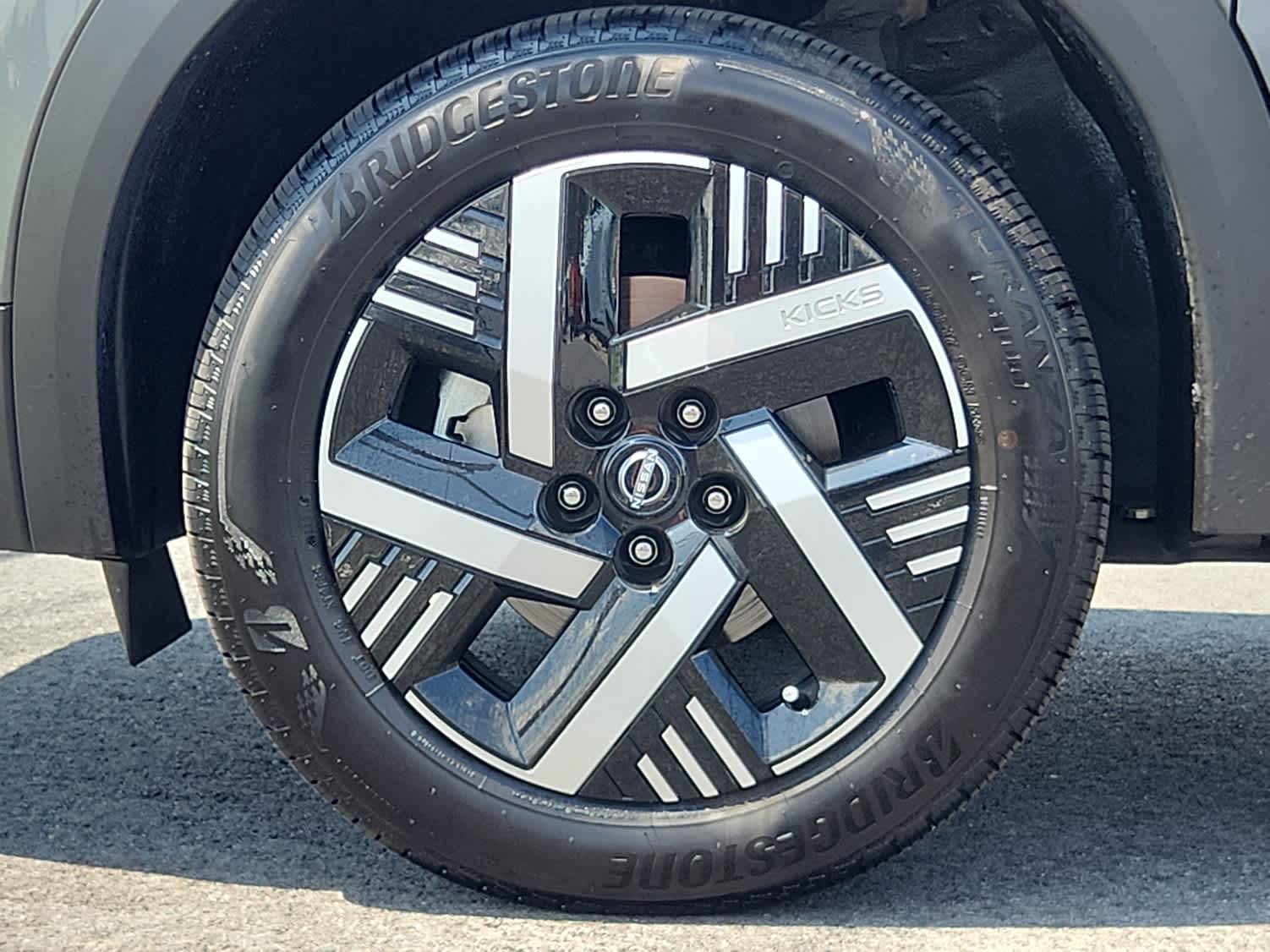 2025 Nissan Kicks SV photo 5