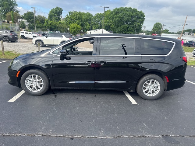2025 Chrysler Voyager LX photo 4
