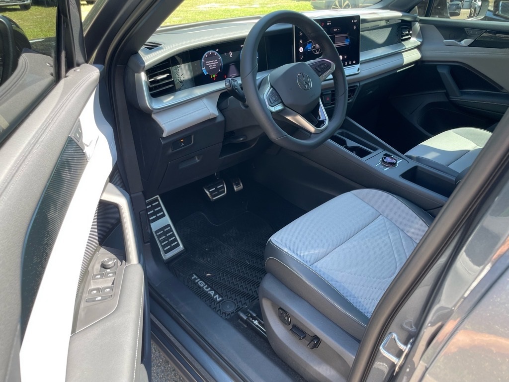 2025 Volkswagen Tiguan SE R-Line Black photo 5