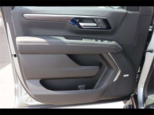 2025 Chevrolet Suburban Premier photo 8