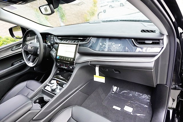 New 2023 Diamond Black Crystal Pearl-Coat Exterior Paint Jeep 4xe image 11