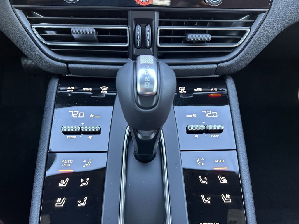 2025 Porsche Macan Base photo 23