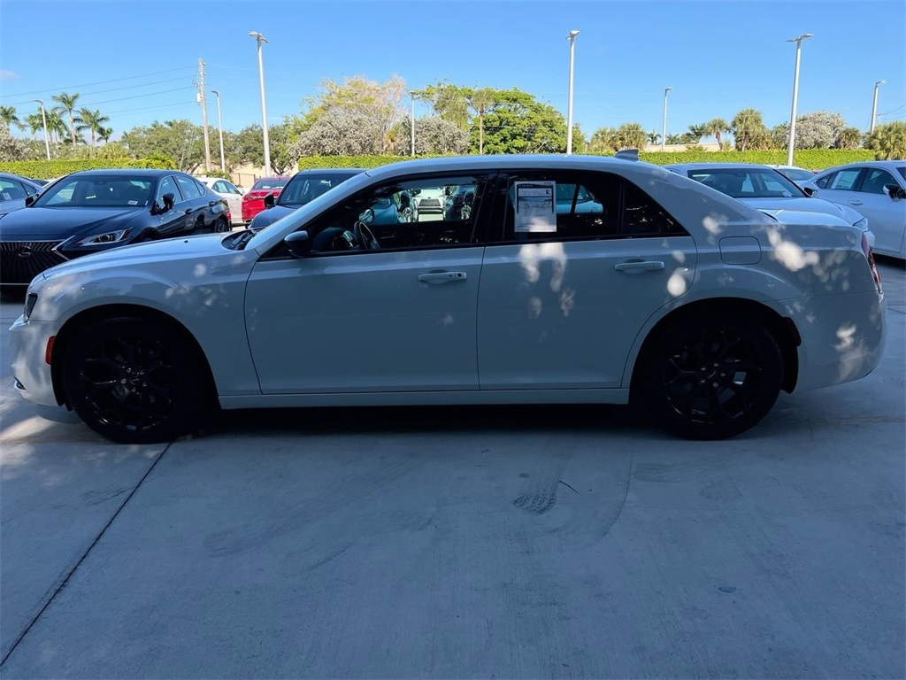 2019 Chrysler 300 Touring photo 2