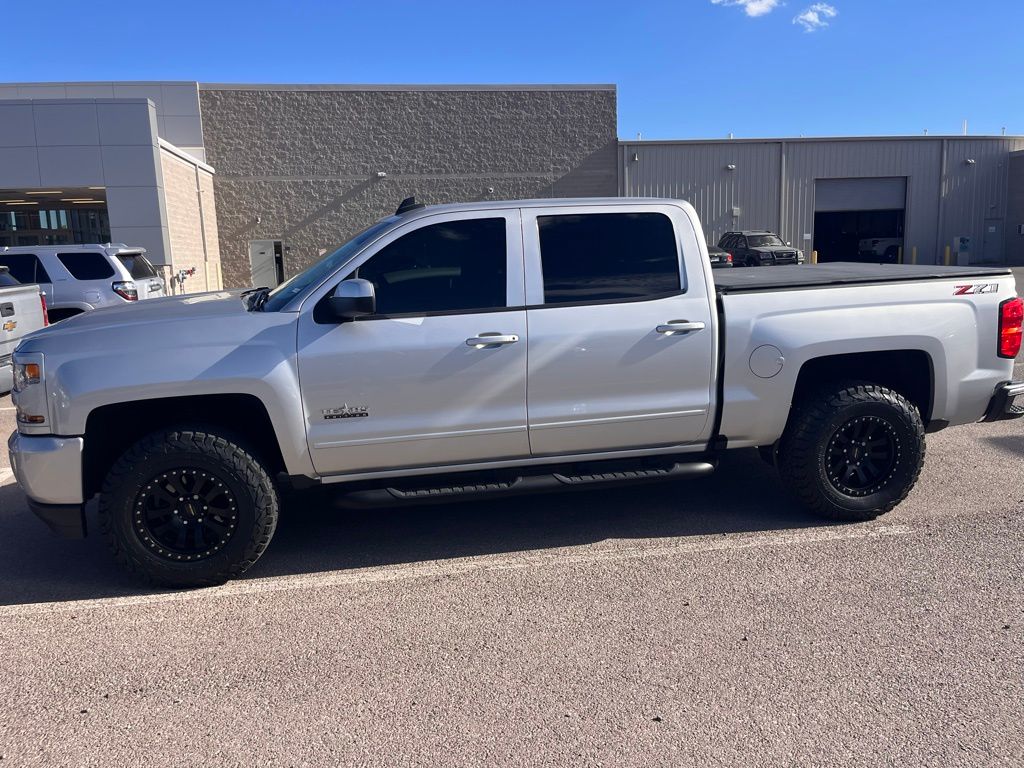 2018 Chevrolet Silverado 1500 LT photo 2