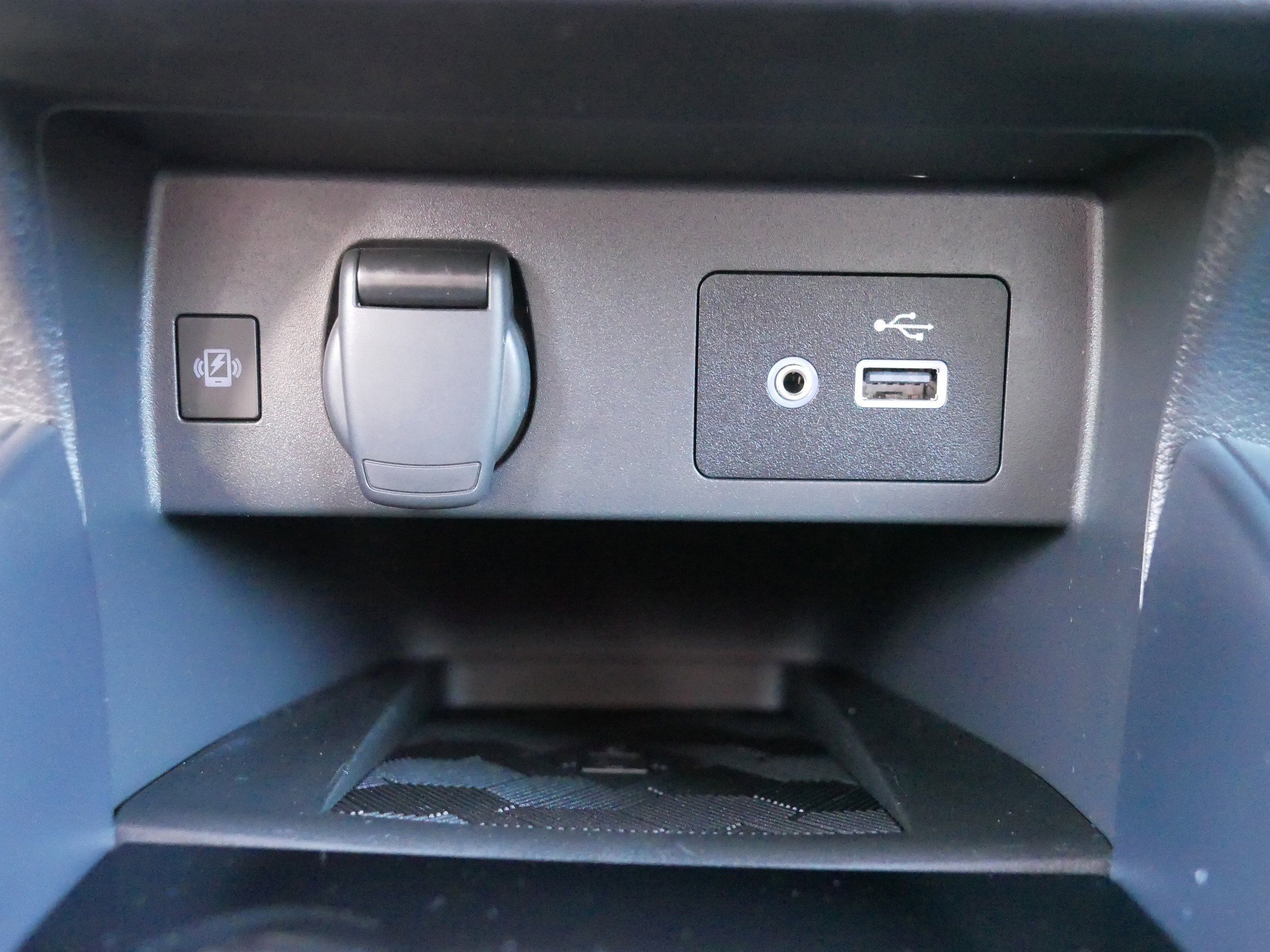 2024 Nissan Versa SV photo 31