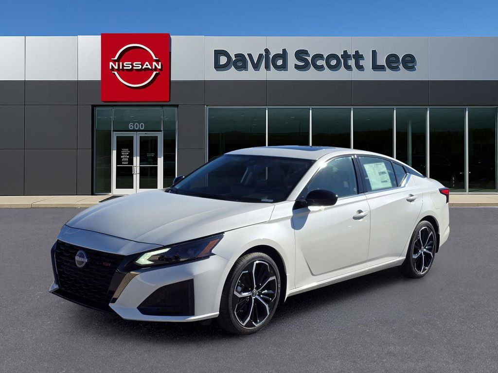 2025 Nissan Altima SR's photo