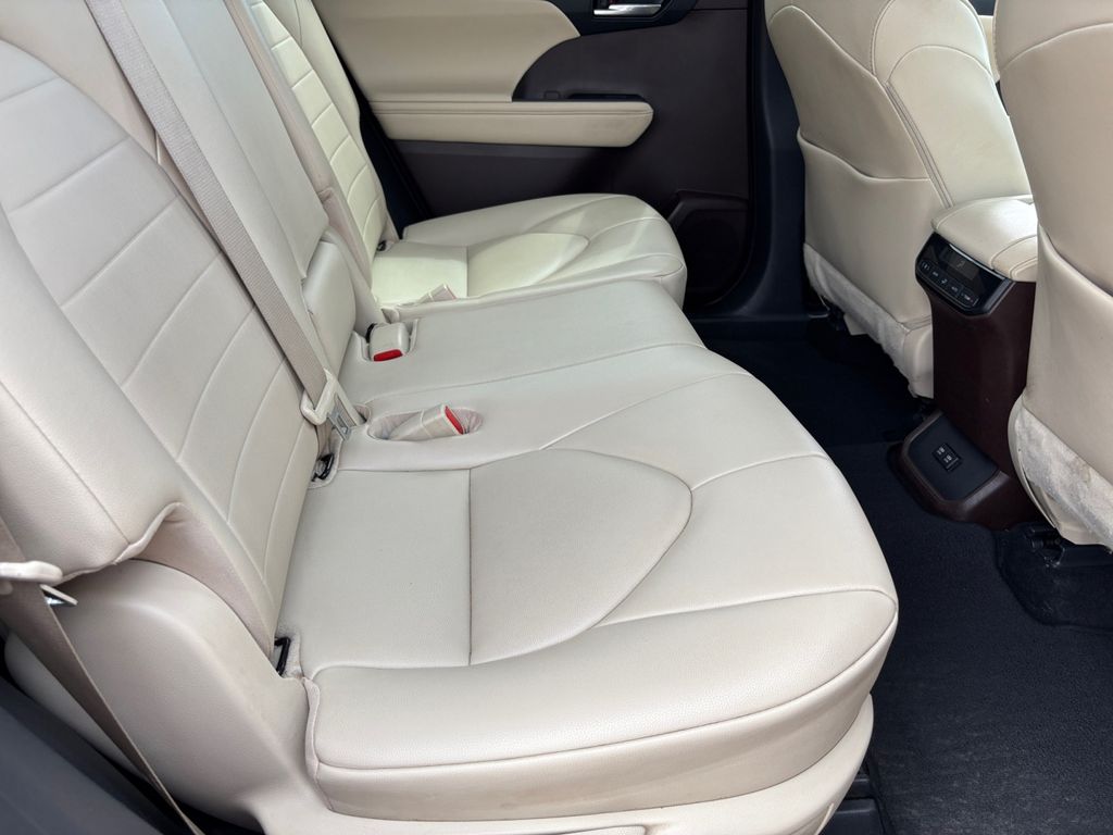 2021 Toyota Highlander XLE photo 15