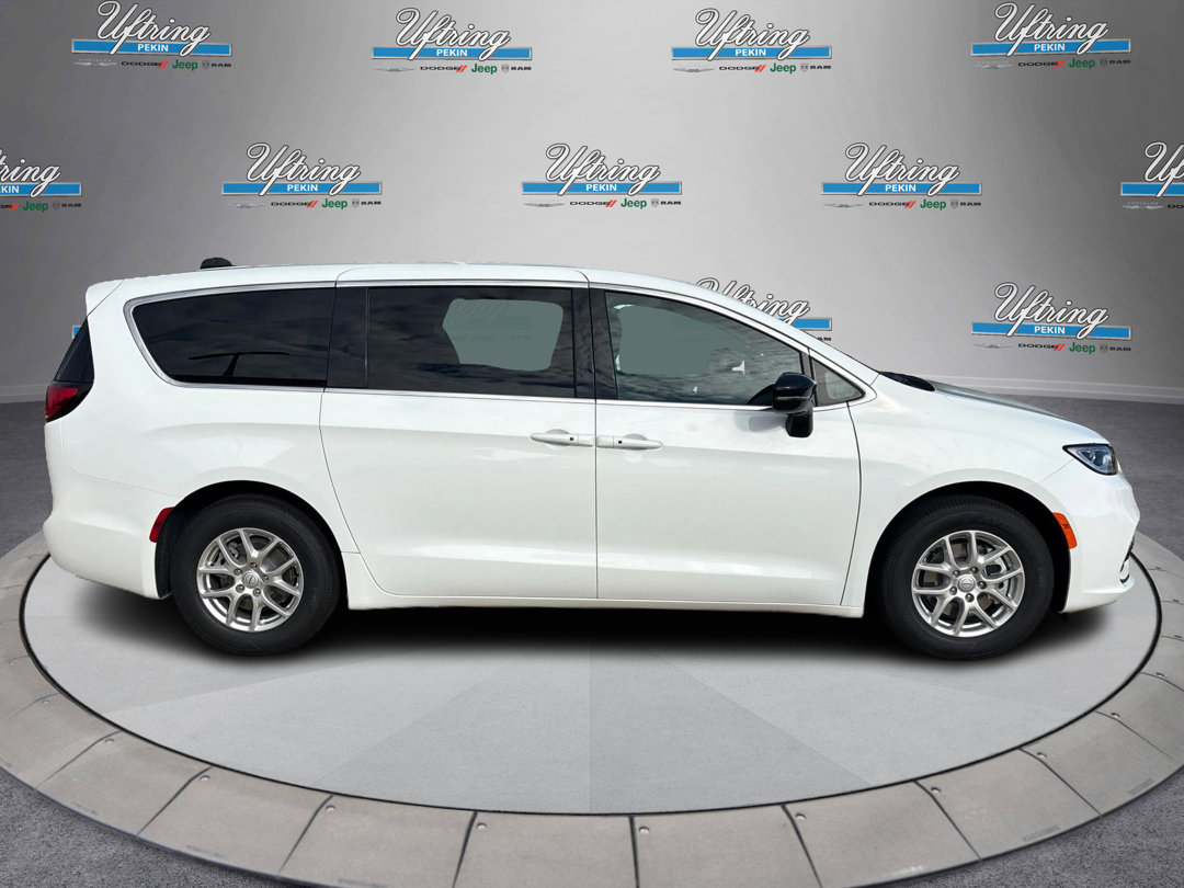 2026 Chrysler Pacifica photo 2